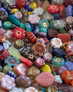 there are many different colored beads together