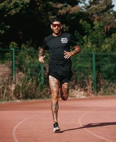 Running Aesthetics, Running Community, Running Half Marathons, Runners Outfit, Metal Health, Gym Outfit Men, Join The Club, Simpler Lifestyle, Health Club