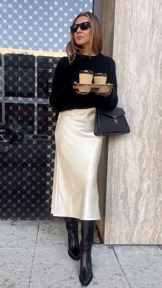 Vinter Mode Outfits, Silk Skirt Outfit, Skirt Outfit Fall, Satin Skirt Outfit, Skirt Outfits Fall, Winter Skirt Outfit, Skirts With Boots, Winter Trends, Chic Outfit