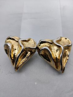 Imposing, elegant and precious, these clip earrings signed Jacky DE G. in the shape of a heart, in gold metal, dimensions 4.5 cm x 4.2 cm x 1.7 cm weight 37 g They bear 1 J DE G MADE IN FRANCE hallmark JACKY DE G, a house of exuberant costume jewelry designers, settled in Paris in the 1980s and 1990s before disappearing in the early 2000s. Its oversized and colorful style with mixtures of resin, glass and crystal. My passion for jewelry made me want to rehabilitate it. I therefore decided to rec Vintage Clip Earrings, Jewelry Designers, Earrings In Gold, Vintage Clip, Early 2000s, Colorful Style, Clip Earrings, Small Hands, Colorful Fashion