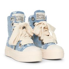 Un zapato, elegante y casual al mismo tiempo.
 La plataforma sólida y los maxi cordones color crema completan el conjunto.
 El tejido "jeans" lo hace elegante y deportivo, ¡fácil de combinar! Trendy Denim Blue Lace-up Sneakers, Denim Blue Cotton Lace-up Sneakers, Denim Blue High-top Sneakers, Trendy Blue Platform Sneakers For Spring, Spring High-top Cotton Platform Sneakers, Denim Blue Lace-up Cotton Sneakers, Denim Lace-up Sneakers With Vulcanized Sole, Blue Platform Sneakers For Spring Streetwear, Spring Blue Platform Sneakers For Streetwear