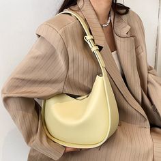 Hobo Bag Outfit, Classy Bags, 2024 Manifestations, Designer Things, Leather Hobo Bags, Bags 2024, York Travel, Beige Outfit, Spring Clothes