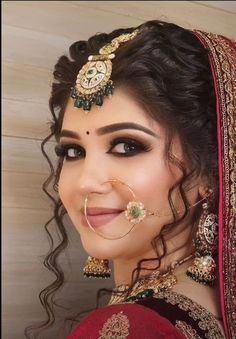 Nath Bridal For Round Face, Eye Makeup For Bride, Hairstyles For Bride Indian, Hairstyles For Lehenga Indian Weddings, Bride Makeup Indian, Indian Wedding Makeup Bridal Looks, Mehndi Look For Bride, Bridal Hairstyles Indian Weddings, Bride Hairstyles Indian Wedding