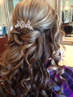 Down and curly bridal Trendy Wedding Hairstyles, Hair Wedding, Mother Of The Groom, Trendy Wedding, Bride Hairstyles, Wedding Looks, Hairstyle Ideas