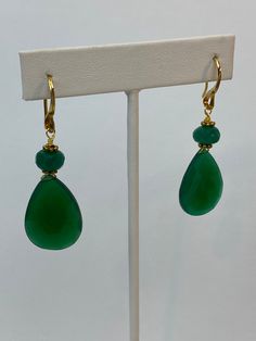 Faceted briollate pear shape Green onyx earrings beautiful gift, very Elegant, rich color of green May birthstone, beautiful dark faceted green Emerald onyx Emerald green onyx is the birthstone of May. the symbol of love, hope and harmony Beautiful rich color. Beautiful quality Product Details ◈ Handmade in the U.S.A. ◈ Gold filled finding and gold over 925 silver hook earrings ◈ Emerald Green onyx: 23x17.5 mm natural gemstones beautiful deep green color and 8.5mm emerald green onyx beads ◈ face Classic Green Pear Shaped Earrings, Classic Green Pear-shaped Earrings, Elegant Green Onyx Earrings For Gift, Elegant Green Onyx Drop Earrings, Green Faceted Teardrop Earrings, Green Briolette Earrings For Anniversary, Elegant Green Onyx Gold Earrings, Classic Teardrop Earrings For May Birthstone, Classic Teardrop May Birthstone Earrings