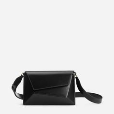 Mlouye Naomi, a shoulder bag made of twisted polygons that create functional interior space alongside architectural aesthetic. Architectural Aesthetic, Architectural Shapes, Functional Interior, New Wayfarer, It Bag, Math Class, Clutch Pouch, Secret Sale, Juggling