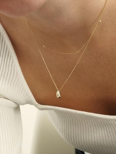 Based on gold and silver, LUNNE develops practical and understated jewelry that can be worn anytime, anywhere.- Voluminous droplet shape pendant- Minimal size with lab diamond setting- Natural curve and volume- Luxurious and classic mood design*Price may vary by the options Gold Necklace Woman, Minimalist Style Jewelry, Silver Everyday Necklace, Luxury Necklace Gold, Minimalistic Gold Necklace, Gold Minimal Necklace, Classic Everyday Jewelry, Gold Necklace With Initials, Gold Jewelry Minimal