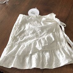 Nwt Princess Polly Rafina Mini Skirt. Size 2. Love The Eyelet And Design. Zipper In Back.