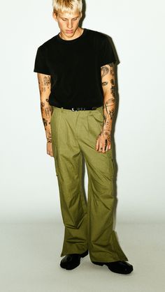 A utility cargo for the ultimate off-duty uniform. Easy-going and relaxed, these cargos are pleated for a slightly wider, straight-leg silhouette. Open the side-zip hems for a sportier 90's aesthetic. Dress down formal blazers and button-ups with an effortless, casual contrast. Pants Men Aesthetic, 90's Aesthetic, Formal Blazer, Aesthetic 90s, Aesthetic Dress, 90s Aesthetic, Cargo Pant, Easy Going, Split Hem