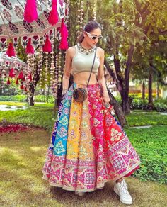 30+ Trending Multi-Colored Lehengas For Your Wedding - Pyaari Weddings Bridal Haldi Outfit Indian, Bridal Mehendi Outfits, Unique Haldi Outfits For Bride, Mehndi Dress Design, Elegant Royal Dresses, Mehendi Ceremony Outfits, Haldi Outfits For Bride, Mehendi Outfits For Bride, Simple Mehndi Dresses