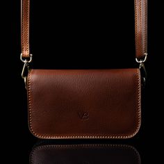 von baer isabella womens small leather shoulder bag solid brown front view Trips Abroad, Small Leather Purse, Textile Manufacturing, Small Notebook, Designer Purses, Beautiful Inside And Out, Vegetable Tanned Leather, Leather Purse, Deep Red