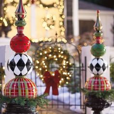 christmas decorations are on display in front of a house