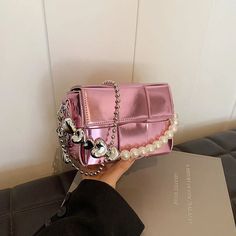 Pink Metallic Handbag with Heart and Pearl Chain Metallic Handbags, Back To School Fashion, Handbags Black, Nylon Handbag, Pink Metallic, 2024 Fashion, Shoulder Messenger Bag, Women's Handbags, Types Of Bag