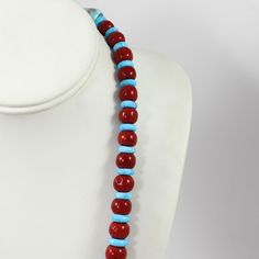 Collier à brin unique avec perles roulées à la main en corail italien Oxblood et turquoise Kingman naturelle d'Arizona avec un fermoir en argent sterling. Ces perles de corail sont spectaculaires, elles sont grandes et d'une couleur rouge parfaitement assortie.

 Nombre de brins : 1
 Longueur du collier : 23"