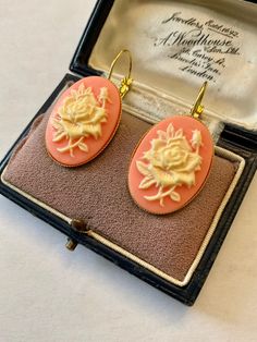 VINTAGE VICTORIAN DESIGN, VERY BEAUTIFUL GOLD-PLATED EARRINGS DECORATED WITH TWO-TONE BAKELITE FLORAL CAMEO. YOUR PRETTY FLORAL PATTERN, A BEAUTIFUL ROSE IN RELIEF. MAGNIFICENT ORIGINAL AND ELEGANT JEWELRY, SUBLIME CLASSIC DESIGN. DIMENSIONS: 38 X 18 mm. WEIGHT: 6.6 'gr. IN VERY GOOD SHAPE. BOX NOT INCLUDED. Jewel Earrings, Victorian Earrings, Jeweled Earrings, Victorian Design, Vintage Victorian, Beautiful Rose, Gold Plated Earrings, Elegant Jewelry, Vintage Earrings