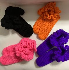 Your feet will feel nice and cozy in these handmade crochet socks/footies. With these beautiful ruffles, they blend warmth and style perfectly. Great for lounging or to add a lil extra style to your outfit. Crotchet Socks, Socks With Ruffles, Socks Crochet, Crochet Loom, Ruffle Socks, Slippers Crochet, Booties Crochet, Crochet Socks, Womens Leggings