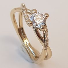 Unique diamond pave engagment ring with a twist-litteraly! Enjoy the classic style of this stunning ring and the beauty of the pure diamond, with an original swirl of the band. A Unique ring for the Unique woman in your life! ◈ DETAILS ✧Weight: 3g ✧Upper part width: 6.2 mm Lower part width: 2.5 mm ✧Upper part thickness: 1.5 mm Lower part thickness: 1.4 mm ◈ MATERIAL ✧14K Solid Yellow Gold ✧Central diamond 0.23 carat Clarity : VS2 Color: G Cut: Excellent 10 small diamonds 0.1 carat Clarity : VS2 Modern Twist Yellow Gold Round Cut Ring, Modern Twist Yellow Gold Rings With Round Cut, Elegant Yellow Gold Halo Ring For Promise, Elegant Bypass Ring With Prong Setting For Promise, Elegant Promise Bypass Ring With Prong Setting, Modern Twist Ring With Diamond Accents, Diamond Promise Ring With A Modern Twist, Elegant Halo Ring With Diamond Cut For Promise, Modern Twist Promise Ring With Diamond Accents