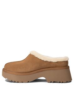 Gender: WOMENMaterial: 100% LEATHER49.09% WOOL, 32.73% LYOCELL, 18.18% UNIFI REPREVE RECYCLED POLYESTERColor: BROWNMade in: VNProduct ID: 1162510CHE*Import tax/duty will be calculated at checkout (If applicable) Clog Outfits, Ugg Shoes Women, Stile Casual Chic, Clogs Outfit, Sheepskin Boots, Casual Chic Style, Gorgeous Bags, Sneaker Wedge, Look Plus