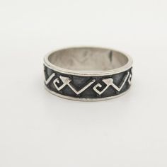 925 Sterling Silver Vintage Tribal Pattern Band Ring Size 4 1/4Weight: 1.7gWELCOME TO PAWN SHOPWe are an actual pawn shop and have been in business for over 25 years.Since 1990, our establishment has been serving a variety of clients by providing them with short term cash solutions and options of liquidity regarding their treasured heirlooms.Acknowledging that today′s customers are very sophisticated and are looking for a variety of investments, our acquisitions are hand-picked for our special c Snake Design, Miraculous Medal, Pawn Shop, Real Pearls, Silver Enamel, Hand Picked, 25 Years, Band Ring, Charm Pendant