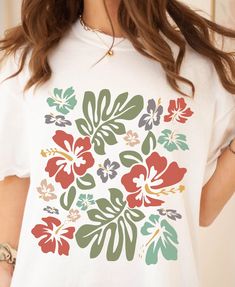 White Hibiscus Print T-shirt For Spring, Multicolor Casual Hawaiian Shirt With Hibiscus Print, Casual Multicolor Hawaiian Shirt With Hibiscus Print, Multicolor Hibiscus Print Summer Shirt, White Tropical Print T-shirt For Vacation, Casual Relaxed Fit Tops With Hibiscus Print, Casual Hibiscus Print Tops With Relaxed Fit, Multicolor Hawaiian T-shirt For Beach Season, Summer Multicolor Hawaiian Shirt With Hibiscus Print