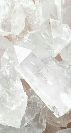 some white crystals are sitting on top of each other