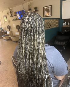 Color mix Different Shades Of Blonde Knotless Braids, Mix Box Braids Color, Blond Black And Brown Knotless, 1b/27 Mixed Braids, Black Mixed With Blonde Braids, Color Mix Box Braids, Blonde And Black Mixed Box Braids, Knotless Box Braids Medium Blonde Highlights, Small Knotted Box Braids