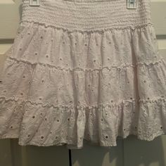 Never Worn Spring Short Ruffled Skirt, Spring Ruffled Short Skirt, Spring Vacation Mini Skirt, Cute Flared Skirt For Spring, Short Spring Skirt For Day Out, Cute Short Skirt For Spring, Cute Spring Mini Skirt, Cute Tiered Skirt For Vacation, White Eyelet Skirt