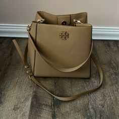 This Is The Tory Burch Mcgraw Tote Bag Brand New, Comes With Dust Bag. Org. $448. + Tax Dimensions And More Info Are Posted Below. Tory Burch Bag Outfit, Tory Burch Bags, Tory Burch Bag, Bag Brand, Cloth Bags, Bucket Bag, Tory Burch, Dust Bag, Bag Lady