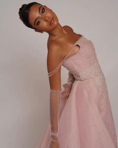 This luxurious pink evening dress by Dreamy Vow is adorned with intricate beading, exuding elegance and sophistication. The overskirt adds a touch of glamour, while the gloves complete the look. Perfect for formal events and weddings, this Arab-inspired gown is sure to make a statement. Nude Evening Dresses, Gloves Elegant, Yellow Evening Dresses, Arabic Wedding, Grey Evening Dresses, Champagne Evening Dress, Gold Evening Dresses, Green Evening Dress, Pink Evening Dress