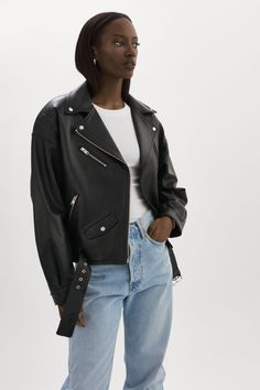 Inspirée de notre veste Dylan emblématique, la veste de motard en cuir Estia fera instantanément tourner les têtes. Doté d'éléments de motard classiques et de détails inattendus comme des épaulettes et des manches ballon plissées, vous vous démarquerez des autres lorsque vous porterez l'Estia. Une poche à rabat pour la monnaie et une ceinture amovible ajoutent une touche unique à cet étonnant cuir d'agneau. Modern Black Biker Jacket For Spring, Classic Biker Jacket For Spring Events, Classic Spring Biker Jacket For Biker Events, Moto Biker Jacket For Spring Motorcycling, Edgy Leather Motorcycle Jacket For Spring, Spring Moto Biker Jacket For Biker Events, Pleated Sleeves, Leather Biker Jacket, You Rock