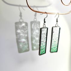 Boucles d'oreilles en vitrail transparent brillant avec gouttes vertes Les boucles d'oreilles fabriquées à la main sont en verre, soudure sans plomb et attaches en acier inoxydable. Poids d'une boucle d'oreille : 8,6 grammes. Longueur avec pendentif : 7 cm Longueur du pendentif : 5 cm Largeur : 1,5 cm Nous emballons chaque paire de boucles d'oreilles magnifiquement et soigneusement. Nous expédions votre commande rapidement Modern Green Glass Earrings, Hypoallergenic Green Glass Jewelry, Green Dangle Glass Earrings, Green Glass Dangle Earrings, Nickel-free Green Glass Earrings, Green Glass Nickel-free Earrings, Stained Glass Earrings, Artisanal Design, Stained Glass Designs