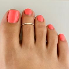 SAME DAY SHIPPING on orders received by 12 PM PST FREE FIRSTCLASS SHIPPING in U.S. on orders $35.00 or more! FREE INTERNATIONAL FIRST CLASS on orders $100.00 or more! SIZING METHOD for Toe or Midi Rings: 1) For Toe Rings, use half of your shoe size, or your full pinkie size (80% accurate) 2) Measure your Toe/Finger using a string or Dental Floss * With a piece of string or dental floss, wrap it snugly but not tight at the part of the toe/midi where you want the ring will lay (on the toes, typica Toes Ring Silver, Toe Ring Designs, Gold Toe Rings, Silver Toe Rings, Zierlicher Ring, Knuckle Ring, Cute Toes, Dental Floss, Midi Rings