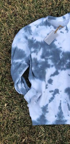 Bleached Flannel Shirt, Tie Dye Crewneck Sweatshirts, Cold Fashion, Tie Dye Crafts, Flannel Hoodie, Diy Sweatshirt, Tie Dye Outfits, Winter Sweatshirt, Tie Dye Sweatshirt