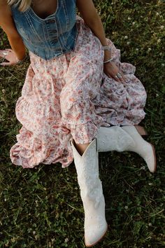 #cowgirl #whitecowgirlboots #cowgirlinadress #cowgirlphotoshoot Cowgirl In A Dress, Buckle Bunnies Outfits, Summer Dress With Cowgirl Boots, Bohemian Romantic Style, Cute Fall Outfits For Photoshoot, Senior Pictures Outfits Long Dress, Western Vintage Aesthetic Outfits, Cottagecore Western Outfits, Western Cottagecore Aesthetic