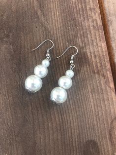 Pearl-white beads, beautiful flower detail, simply chic. Perfect to dress u jeans or add sophistication to little black dress. Newbury Park, White Chic, Chic Earrings, Pearl Jewellery, Simply Chic, Flower Detail, White Beads, Beautiful Flower, Pearl Jewelry