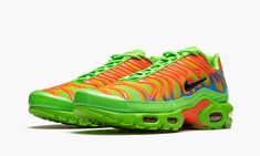 The Supreme x Nike Air Max Plus “Green/Orange” is one of three colorways of the sleek performance runner produced in collaboration by the “World Famous” streetwear brand and Nike for Fall/Winter 2020.  The Air Max Plus is the latest Nike model to be reworked by Supreme as the streetwear giant continues to add its signature flair to some of the brand’s most iconic and, in some cases, unheralded silhouettes.  As for the styling of the shoe, it’s anything but subtle.  Fiery orange TPU overlays, whi Supreme X Nike, Nike X Travis Scott, Air Max Plus Tn, Low Air Jordan 1, Nike Snkrs, Mean Green, Jordan 8, Adidas Spezial, Baskets Nike