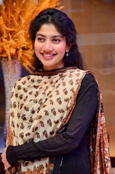 Sai Pallavi Wallpaper, Saree Aesthetics, Animation Pic, Singh Wallpapers, Andrew Loomis, Dark Beauty Photography, Desi Outfits