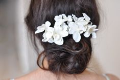 Wedding Hair Clip, Bridal Hair Clip, Wedding Flower Hair Comb, Bridal Flower Ivory Hair Comb, Rustic Comb, Boho wedding Off White Headpiece  A beautiful comb flower in a rustic style for the bride or bridesmaids . Great for wedding dress. Perfect for shooting outdoors, as well as wedding ceremonies. Delicate flowers will complement your look and will be a great addition to your style. Fabric flowers and metal comb. You can order any number of combs. In occasion of the individual order write to m