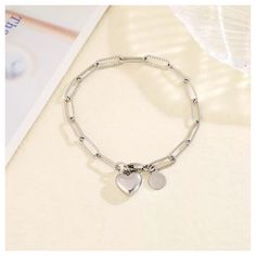 Esta hermosa pulsera con dije de clip de papel de 6,5 pulgadas está disponible en oro y plata. Las pulseras están chapadas en oro y plata de primera ley con acero inoxidable. Las pulseras también tienen cortes en los clips que brillan y brillan. Esta pulsera ha sido uno de nuestros productos más vendidos. 

La pulsera con dijes de clip es perfecta para cualquier ocasión: regalo de cumpleaños, regalo de Navidad, regalo para ella, regalo. Para hija, regalo para hermana, etc. 

Debido a la longitud (6,5 pulgadas) de esta pulsera con dijes de clip, también puede ser usada por niñas, adolescentes, adultos, etc. (6 mm de ancho) 


PARA EVITAR UN TAMAÑO INCORRECTO, MIDA SU MUÑECA Y LUEGO AGREGUE 1/2 PULGADA. ESTO LE DARÁ UNA BUENA GUÍA PARA UN AJUSTE CÓMODO. 


¡Esta pulsera se enviará dentro de Trendy Silver Heart Bracelet For Friendship, Dainty Metal Charm Bracelet For Valentine's Day, Trendy Metal Heart Bracelet As A Gift, Trendy Dangle Charm Bracelet, Trendy Metal Bracelets With Heart Charm, Trendy Personalized Silver Heart Bracelet, Silver Chain Link Bracelets With Charms, Stainless Steel Chain Bracelet For Friendship, Trendy Heart Charm Chain Bracelet For Valentine's Day