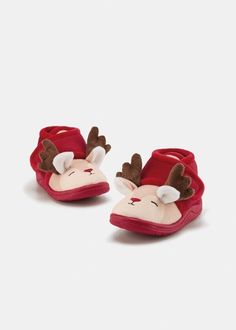 Add a touch of cuteness to your little one's outfit with these red Mayoral slippers featuring a reindeer design and a strap. They are brand new and come in their original box, making them a perfect gift for any occasion. These unisex baby and toddler slippers are size 7.5 in US shoe size or 24 in European size. The slippers are made of polyester and come in a bright red color. The style is a slipper and the shoe width is all. The slippers have accents such as a strap without compromising on the comfort of your child's feet. Reindeer Slippers, Toddler Slippers, Box Making, Baby And Toddler, Unisex Baby, Bright Red, Baby Accessories, Red Color, Reindeer