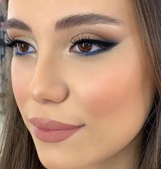 Blue Eyeliner Makeup, Prom Eye Makeup, Makeup Tip, Holiday Makeup Looks, Eye Makeup Pictures, Makijaż Smokey Eye, Eye Makeup Designs, Makeup Eye Looks, Holiday Makeup