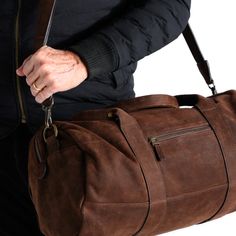 Une prise simplifiée et sportive sur un sac de week-end. 
Le sac de sport récupéré est parfait pour une nuit ou une visite élégante à la salle de gym. Le look peut être un retour en arrière, mais les caractéristiques sont pensivement modernes. La fermeture à glissière prolongée permet un emballage plus facile; la poche zippée stash à l'extérieur garde l'essentiel sécurisé et accessible, et l'assortiment de poches intérieures drop-in et zip vous permet de rester organisé. Notre cuir récupéré est Casual Brown Duffle Bag With Zipper Closure, Functional Brown Duffle Bag With Leather Trim, Sporty Leather Duffle Bag For Everyday Use, Sporty Leather Travel Bag For Everyday Use, Brown Duffle Bag For Overnight Trips, Brown Duffle Bag With Zipper For Overnight Trips, Casual Leather Weekender Bag With Zipper, Casual Leather Weekender Bag With Zipper Closure, Modern Duffle Bag With Zipper For Overnight Trips