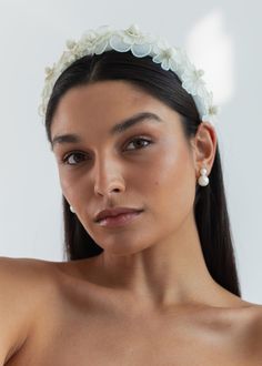 The Susanna Headband draws inspiration from iconic 1960s floral prints, with punchy, stylized organza flowers. Its three-dimensional nature is artfully juxtaposed by the tonal palette. Each one is grounded by a silk headband base and complete with a luxurious grosgrain-lined interior. Floral Headdress, Wedding Hair Headband, Julia Berolzheimer, Bachelorette Party Outfit, Embellished Headbands, Organza Flowers, Jennifer Behr, Silk Headband, Mom Wedding