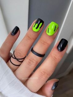 20 Super Easy Halloween Nails » Lady Decluttered We rounded up the best halloween nail designs that are trending, from French manicures to textured nails to chrome finishes and more. Ongles Beiges, Black Halloween Nails, Holloween Nails, Halloween Nails Easy, Nails Yellow, Halloween Acrylic Nails, Cute Halloween Nails, October Nails, Cute Gel Nails