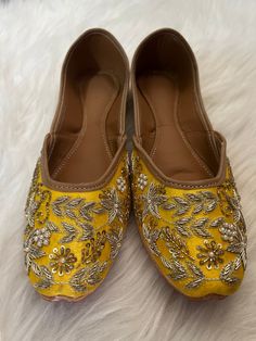 Product details:- A pair of yellow mojaris/jutti.  Upper material :- synthetic .  cushioned and footbed . Textured and patterned outsole . Size :-41,40 Festive Diwali Flats With Round Toe, Festive Round Toe Flats For Diwali, Festive Handwork Round Toe Flats, Bollywood Style Festive Flats With Round Toe, Bollywood Style Round Toe Flats For Festive Occasions, Handwork Round Toe Flats For Diwali, Handcrafted Round Toe Flats For Diwali, Diwali Handwork Slip-on Flats, Yellow Traditional Wear With Dabka Work For Festivals