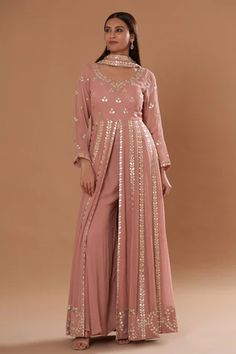 Georgette Sarees Dress Ideas, Latest Indian Dresses 2024, Heavy Dresses Indian Suits, Fusion Wear Indian, Woman Formal Dress, New Party Wear Dress, Indian Party Wear Gowns, Partywear Suits, Heavy Dresses