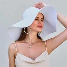 Beautiful Boho Style Floppy Large-Wide Brim Straw Hat. White Color. One Size. Casual Straw Hat, Paper Plain, Black Romper Shorts, Floppy Straw Hat, Floppy Beach Hat, Wide Brim Straw Hat, Casual Pumps, Plus Size Mini Dresses, Beach Chic