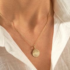 Circle Sunshine Pendant Necklace, 14k Solid Gold Starbust Pendant, Dainty Sunrise Pendant, Perfect Gift for Ladies Mom Daughter - Etsy Luxembourg Gold Disc Necklace, Sun Pendant, Solid Gold Necklace, Gold Sun, Gold Disc, Disc Necklace, Timeless Gifts, Mom Daughter, Necklace Handmade