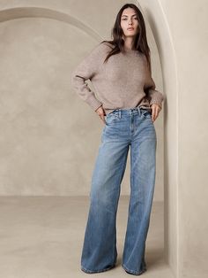 Saw this on Banana Republic: Wide Leg Jeans Outfit, Moda Denim, Style Casual Chic, Leg Pants Outfit, Stretch Denim Fabric, Banana Republic Jeans, How To Hem Pants, Cute Winter Outfits, Wide Leg Denim