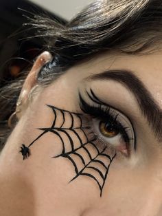 Easy Hellowin Makeup, Eyeshadow Looks For Work, Haloween Mackup Ideas Simple, Spiderweb Makeup Halloween, Halloween Makeup Easy Simple Last Minute, Make Halloween Simples, Halloween Eyeshadow Looks, Spider Eyeliner, Emo Halloween Costumes